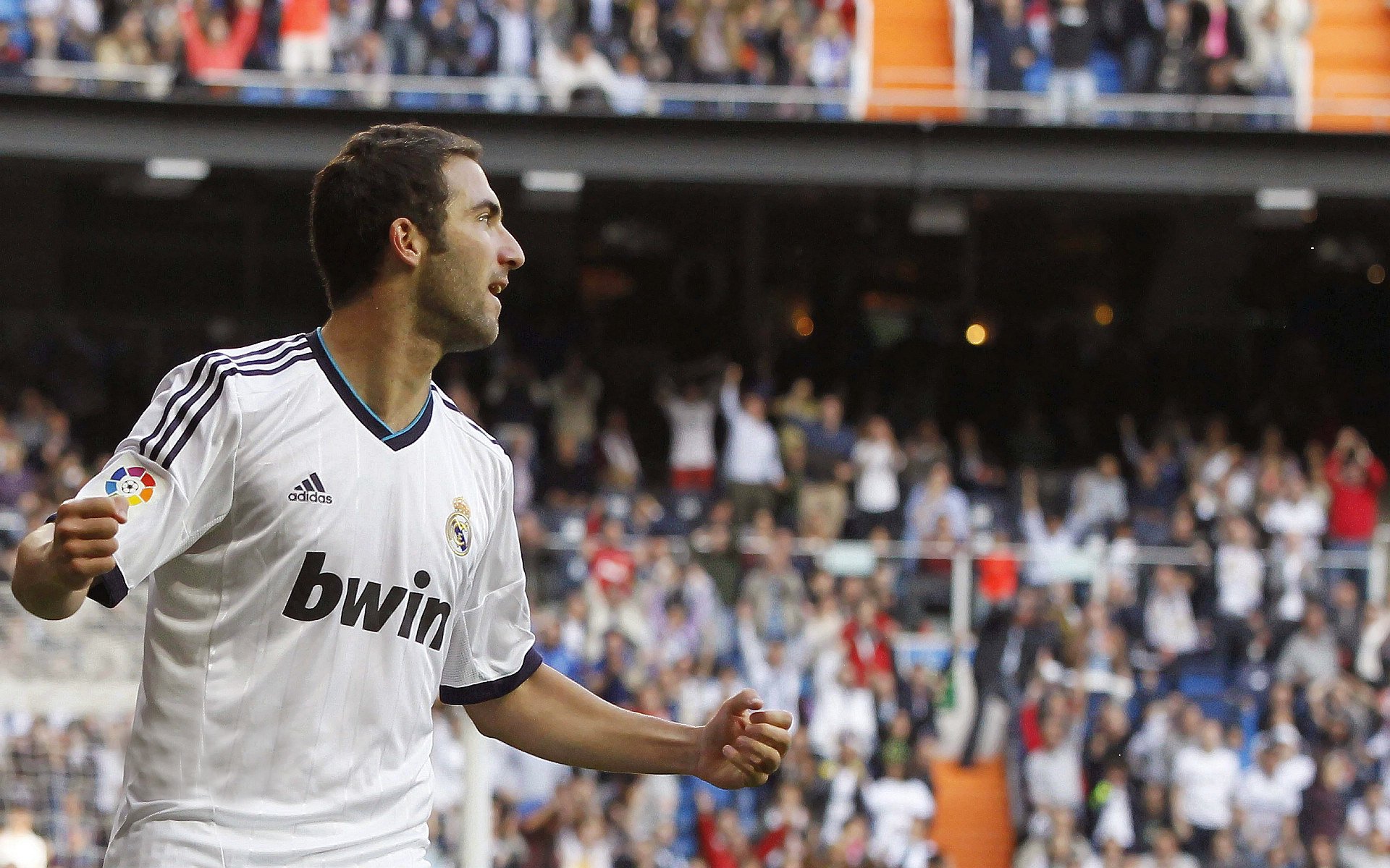 夺冠引发热议!,凯恩在巴黎圣日耳曼比赛中晋级下一阶段再创辉煌时刻